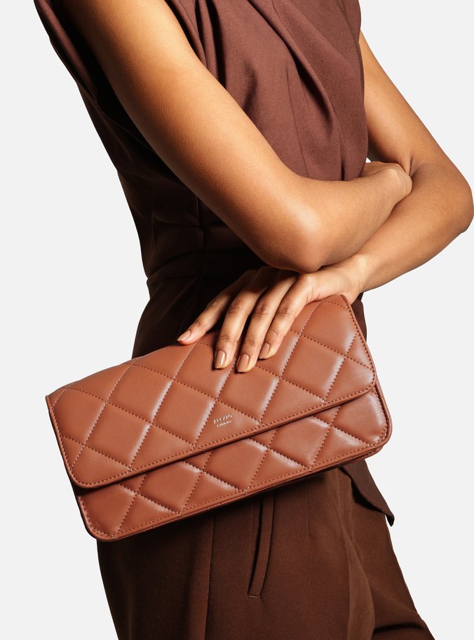 Bolsa Tiracolo Marrom Média Matelassê Corrente