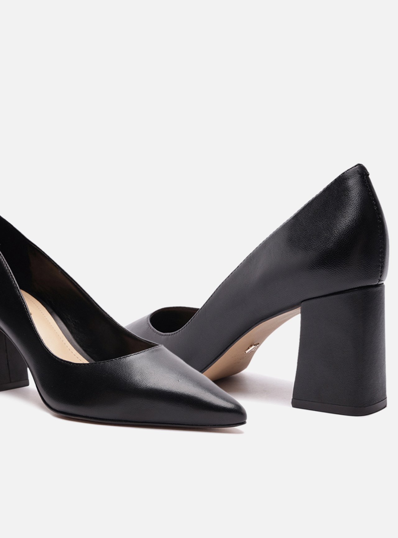 Scarpin Preto Couro Bico Fino Básico City — foto 4