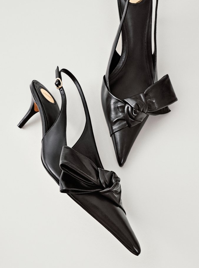 Scarpin Preto Couro Salto Fino Laço