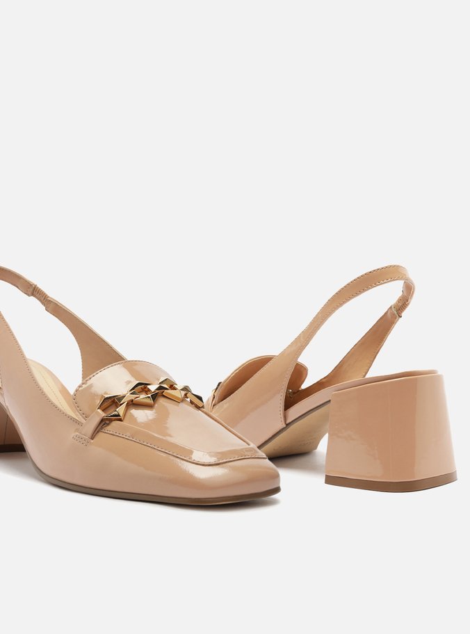 Loafer Nude Verniz Salto Bloco Metal Triângulo