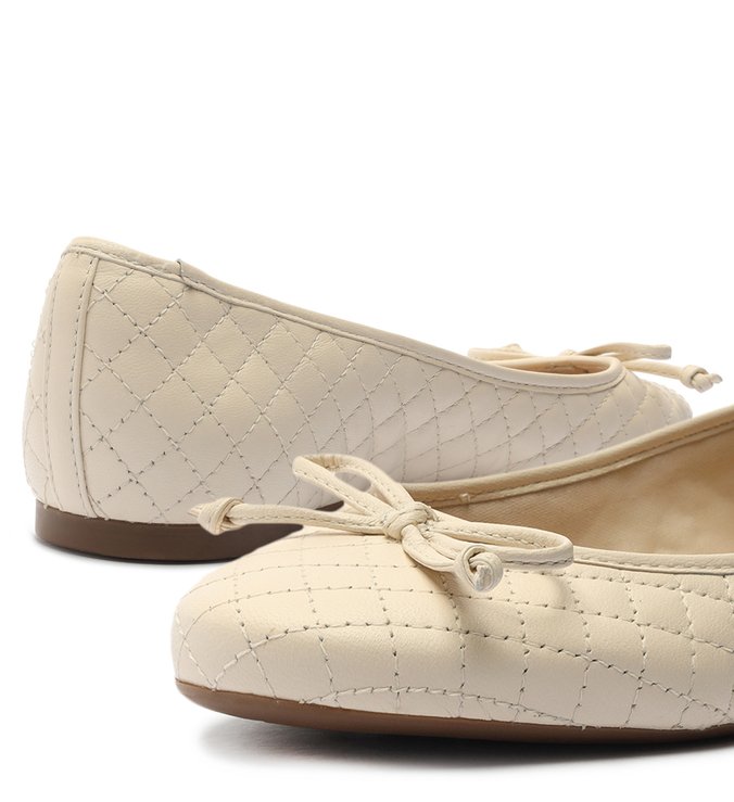 Sapatilha Off-White Matelassê Laço