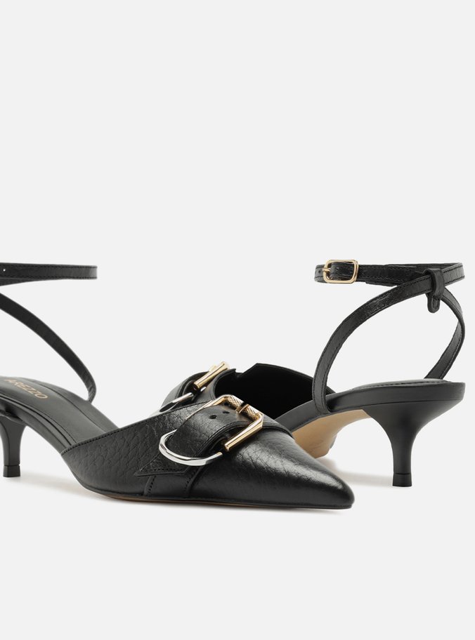 Scarpin Preto Couro Salto Kitten Aberto Fivela