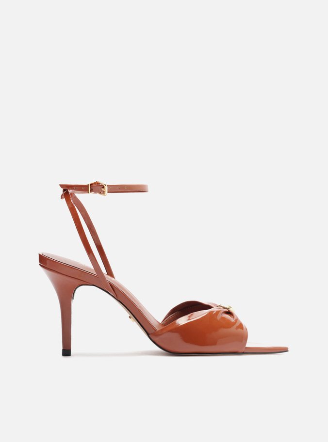 Sandália Marrom Verniz Bico Folha Metal