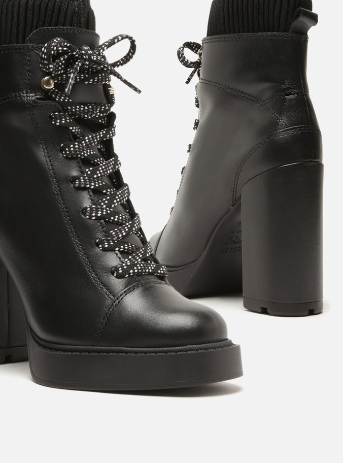 Bota Preta Couro Cano Curto Amarração Knit