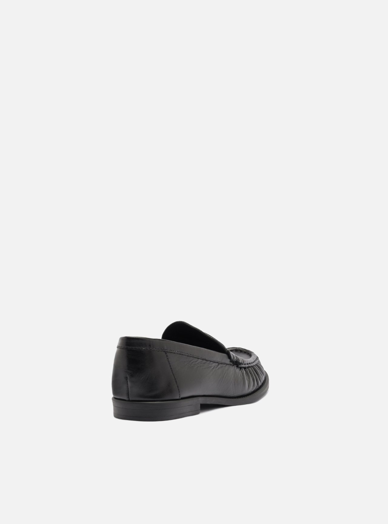 Mocassim Preto Couro Franzido Tira — foto 3