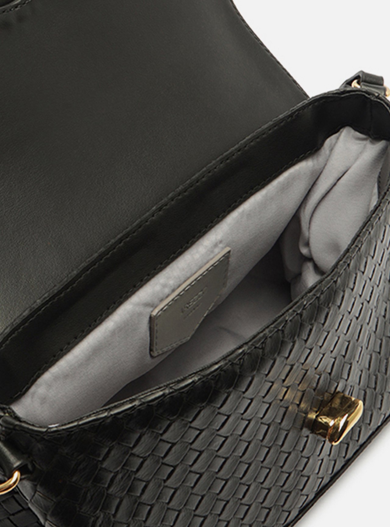 Bolsa Tiracolo Preta Média Tressê Metal Orgânico — foto 4