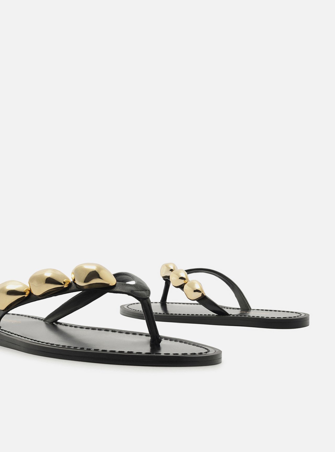 Rasteira Preta Couro Flip Flop Metais — foto 4
