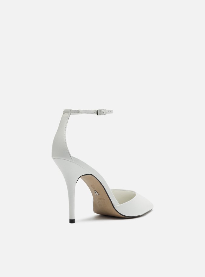 Scarpin Branco Salto Fino Fivela