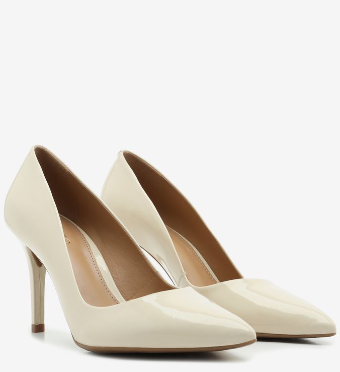Scarpin Branco Verniz Salto Fino Bico Fino Off-White