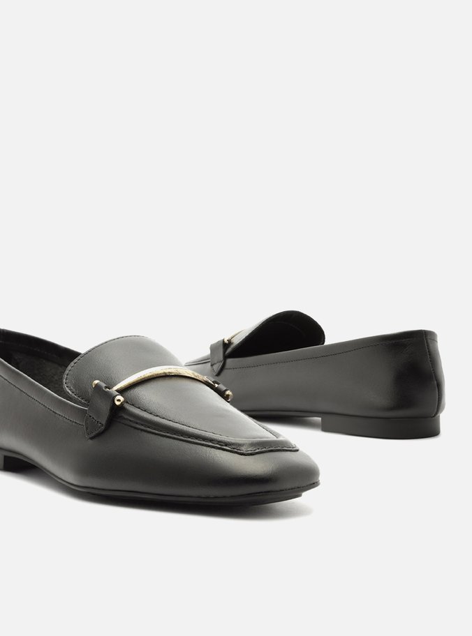 Mocassim Preto Couro Bridão Metálico Moderno