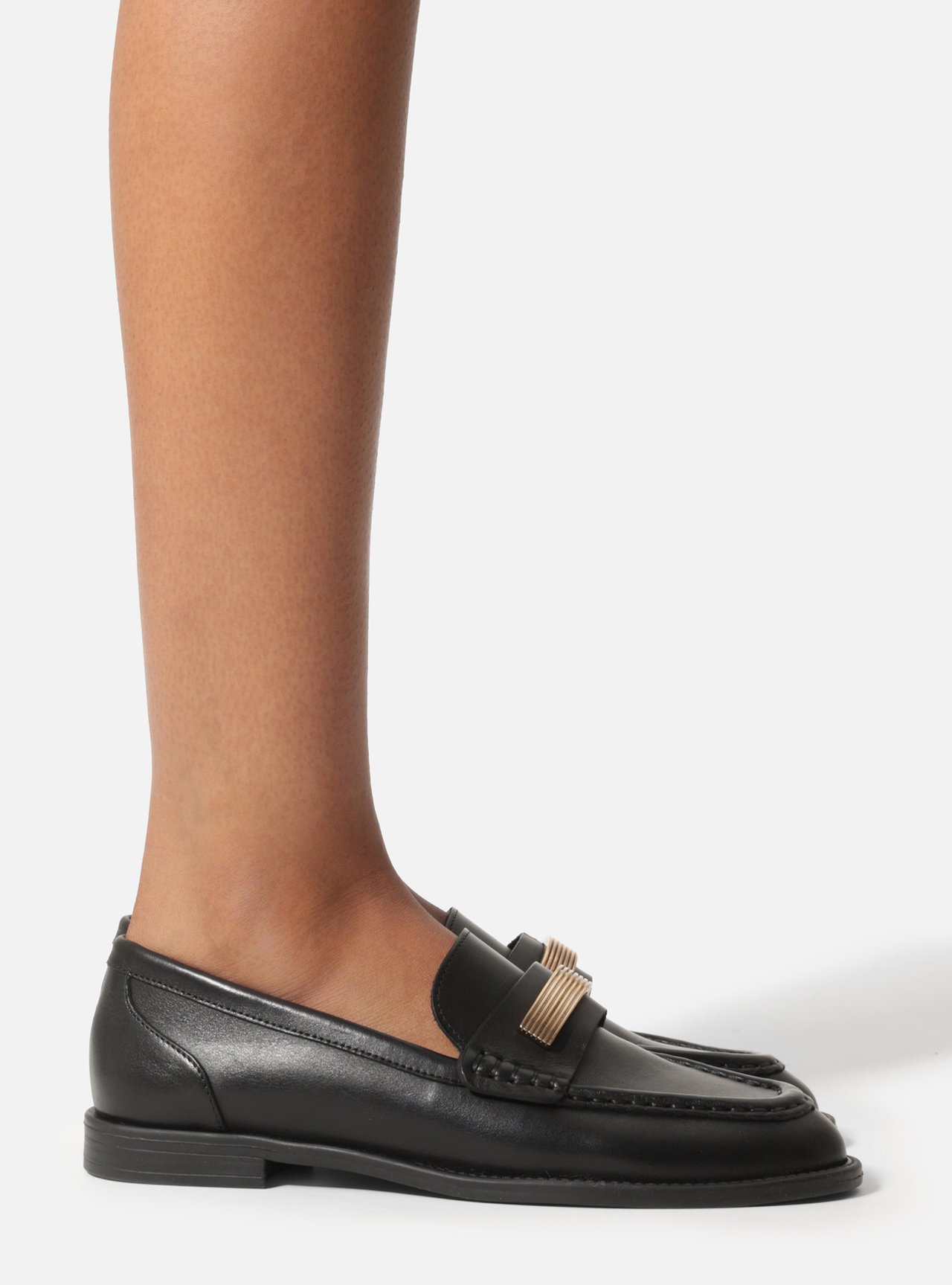 Mocassim Preto Couro Bico Redondo Metais — foto 7