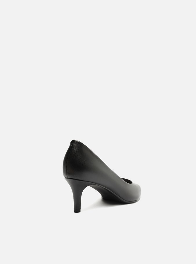 Scarpin Preto Couro Salto Baixo Fino Básico