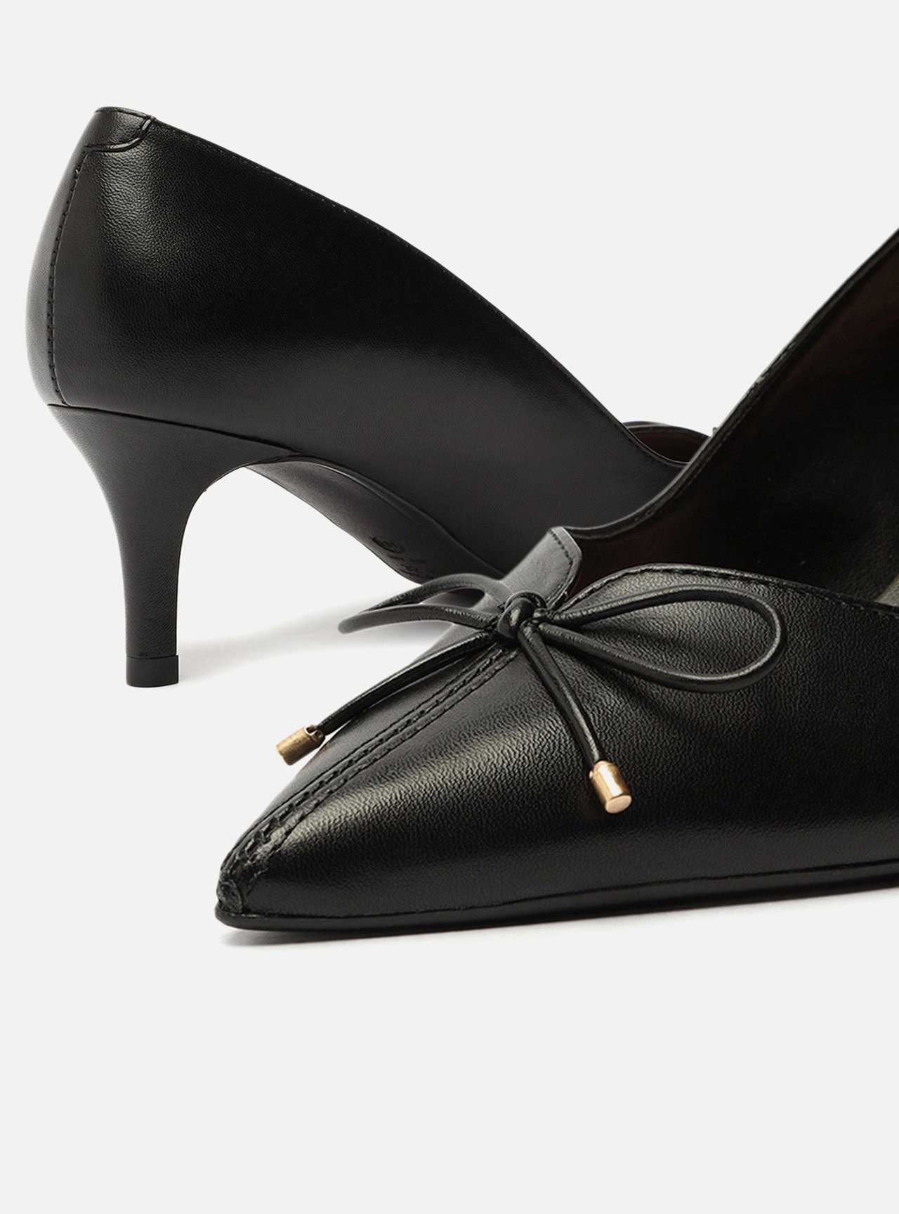 Scarpin Preto Couro Salto Médio Fino Laço — foto 3