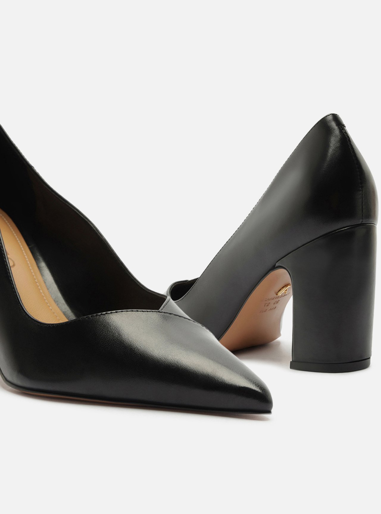 Scarpin Preto Couro Salto Bloco — foto 4