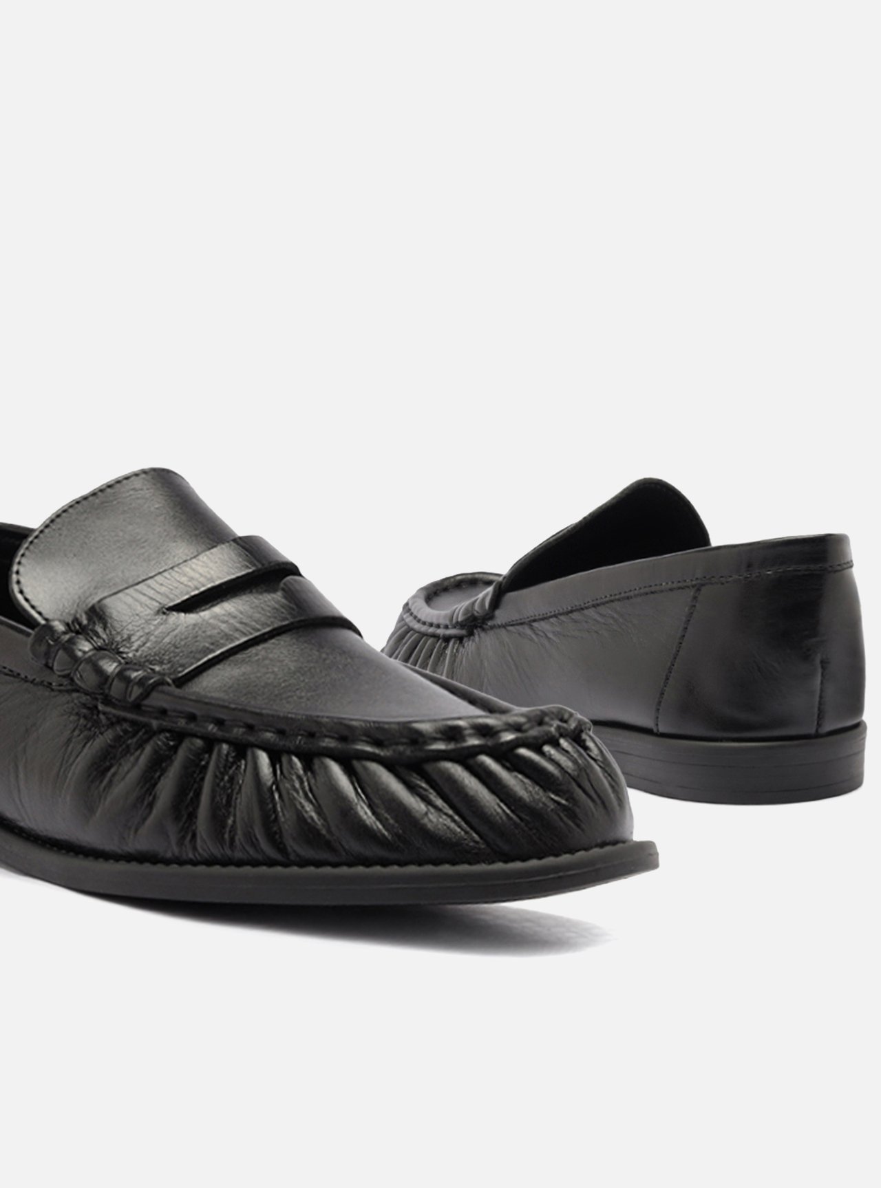 Mocassim Preto Couro Franzido Tira — foto 4