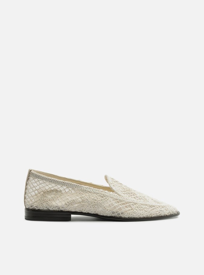 Mocassim Branca Bico Redondo Bordado