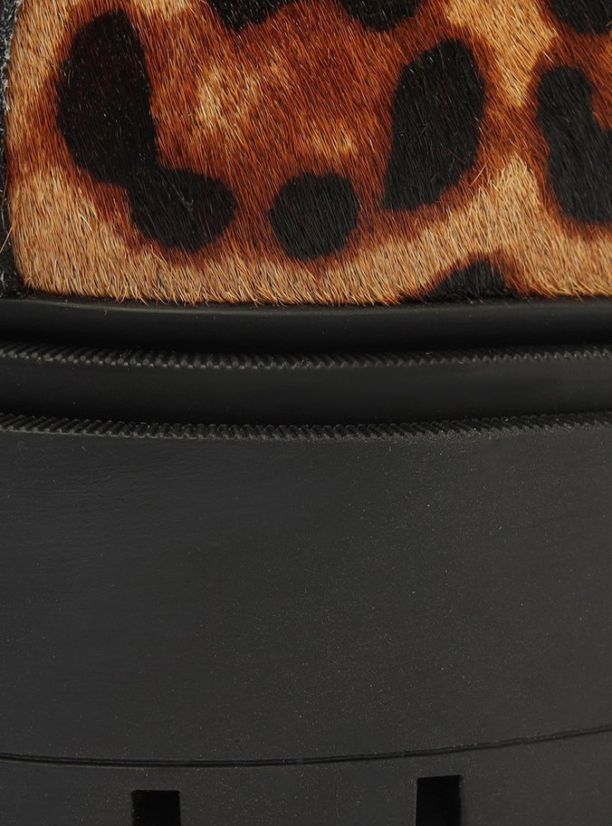 Bota Animal Print Pelo Cano Curto Zíper