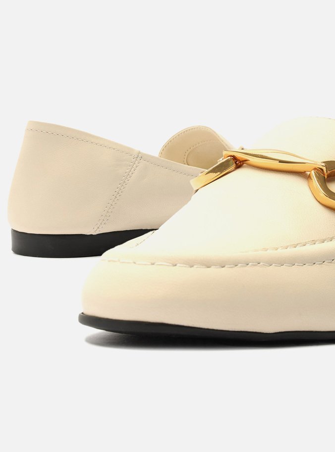 Mocassim Off-White Couro Bridão Metálico Luma
