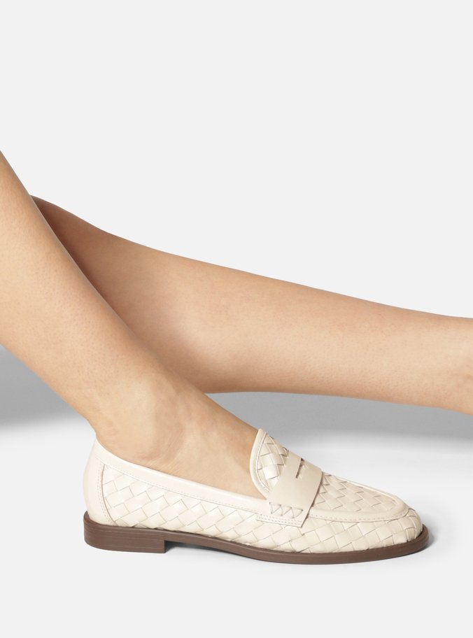 Mocassim Off White Couro Salto Rasteiro Tressê