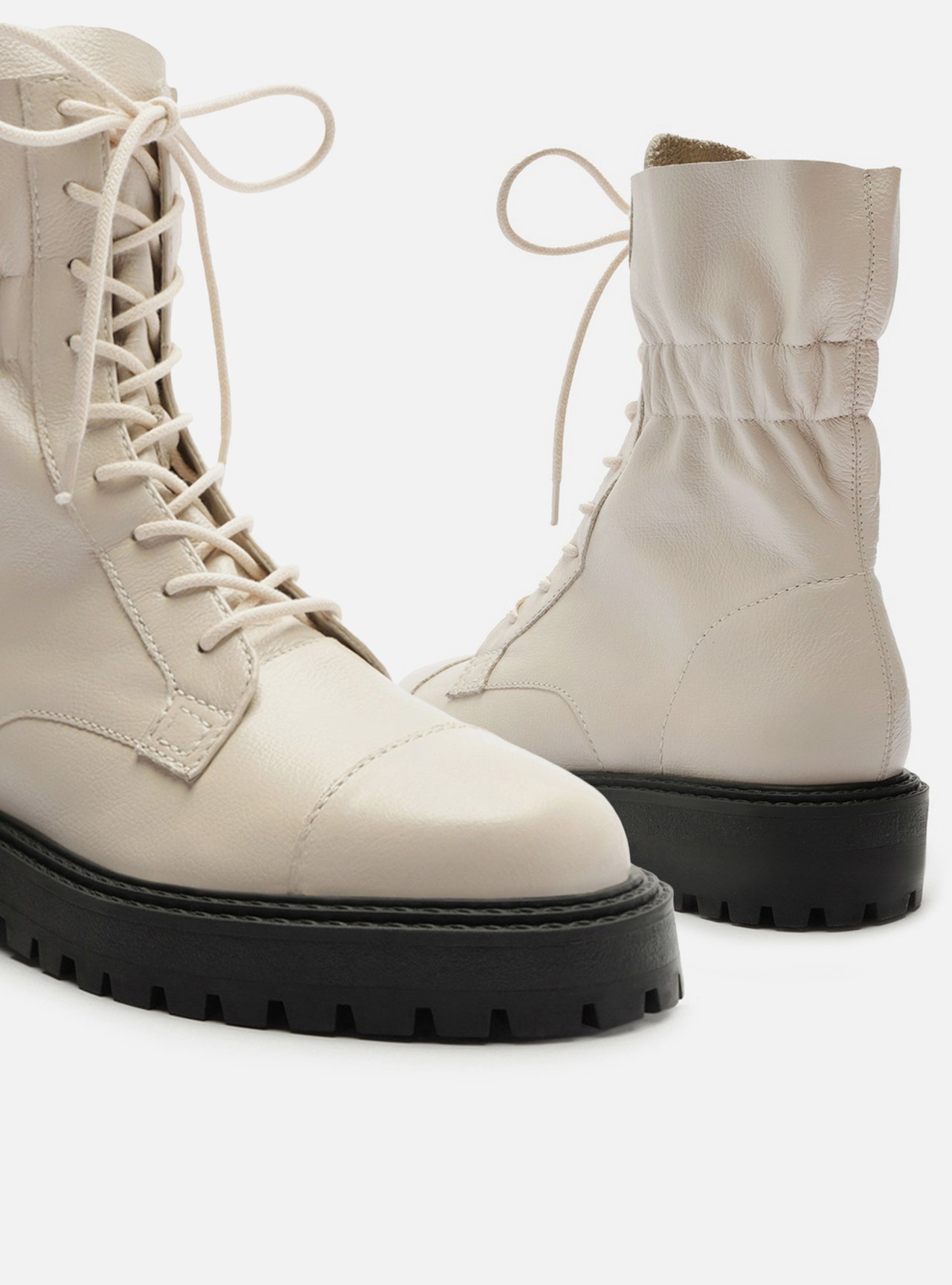 Coturno Off-White Couro Cano Curto Elástico Tratorado — foto 4