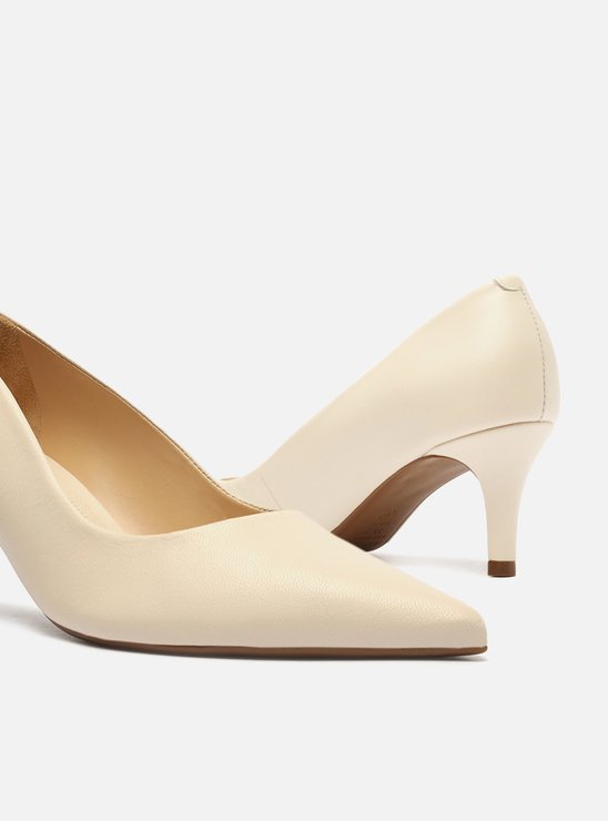 Scarpin Off-White Couro Salto Baixo Fino Bico Fino