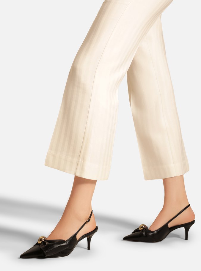 Scarpin Preto Couro Slingback Laço Metal