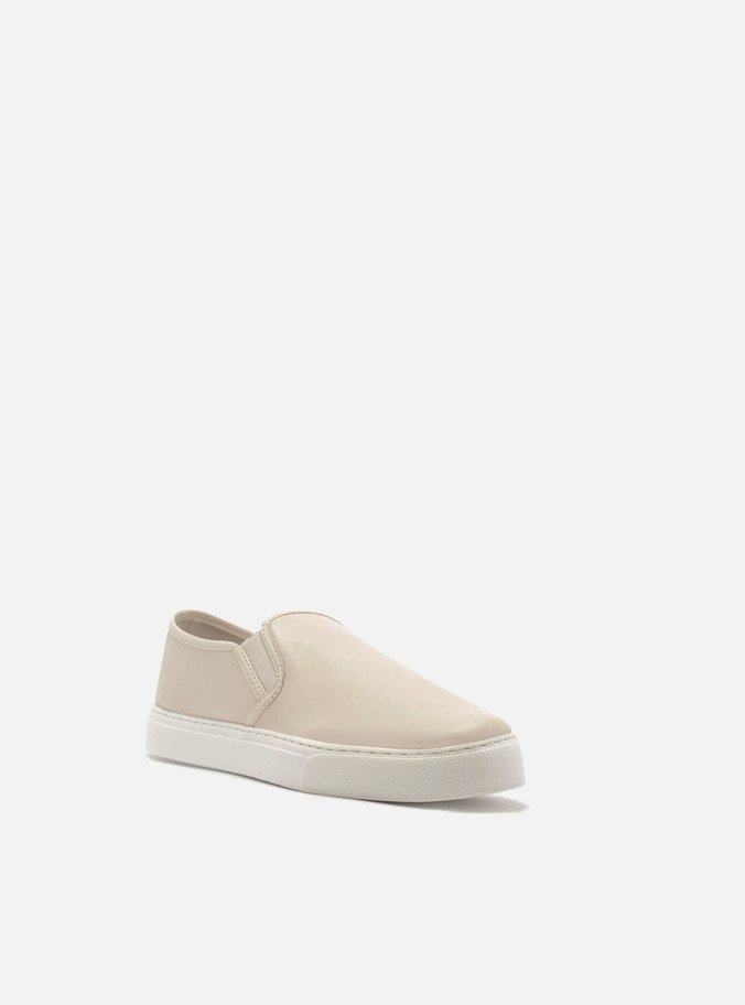 Slip On Off-White Bico Redondo