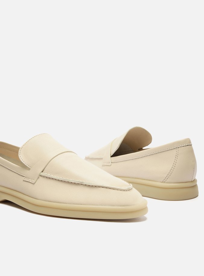 Mocassim Off-White Couro Tira Detalhe