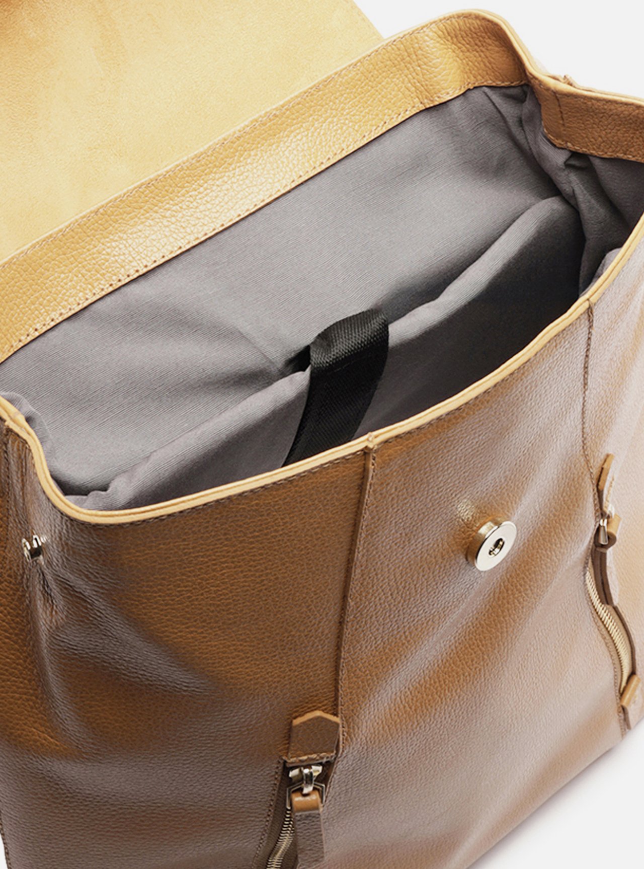 Mochila Marrom Clara Couro Grande Bolsos — foto 4