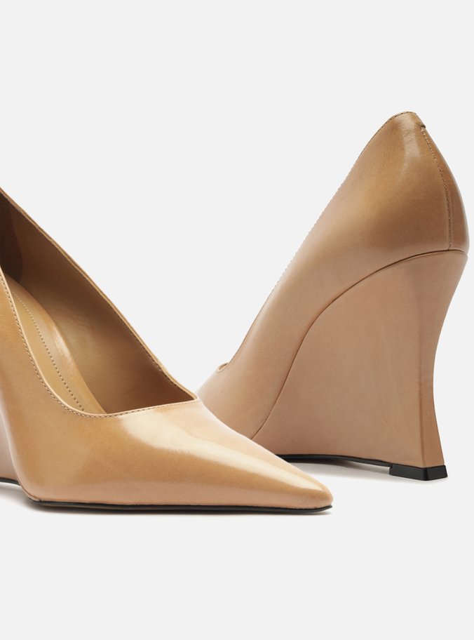 Scarpin Nude Couro Salto Anabela Bico Fino