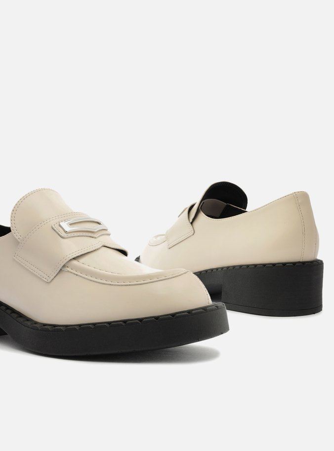 Mocassim Off-White Bico Redondo Metal