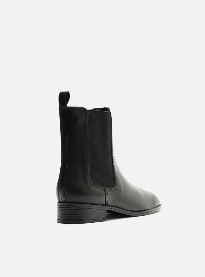 Bota Chelsea Preta Couro Cano Curto Elástico