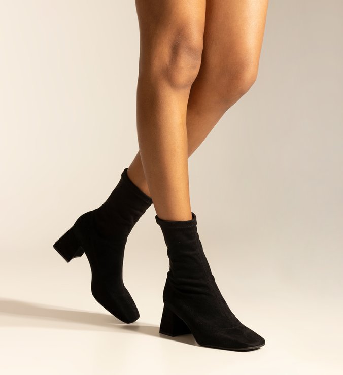 Skinny Boot Preta Suede Bloco Bico Quadrado
