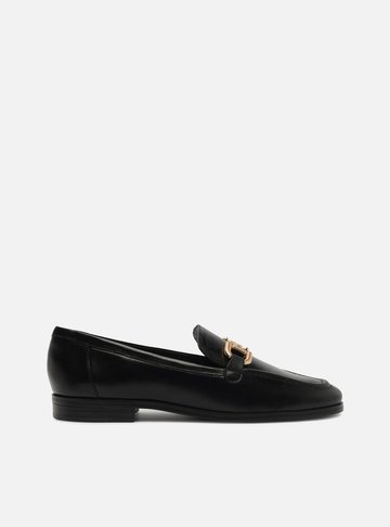 Mocassim Preto Couro Rasteiro Bridão Metálico