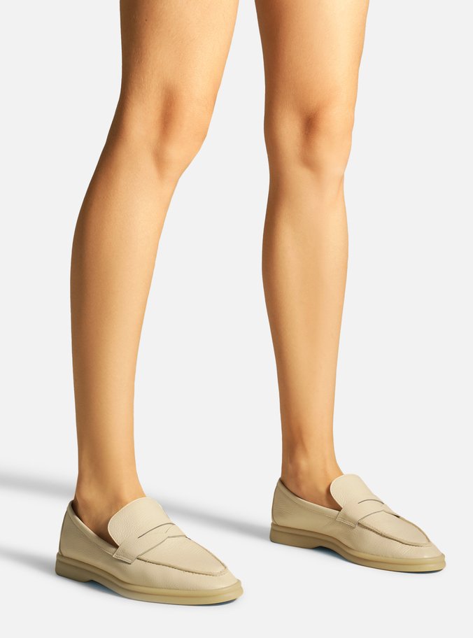 Mocassim Off-White Couro Bico Redondo Tira