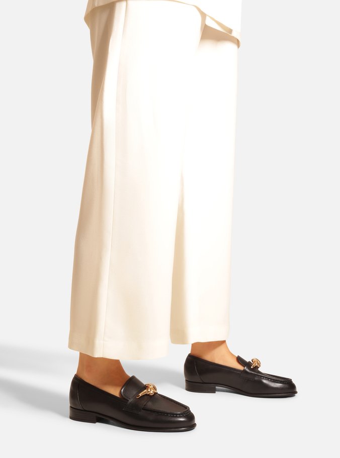 Mocassim Preto Couro Bico Redondo Metal Nó