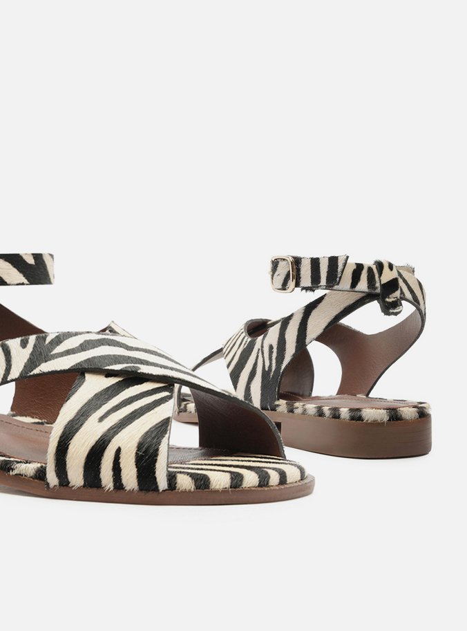 Rasteira Animal Print Tiras Largas Cross Fivela