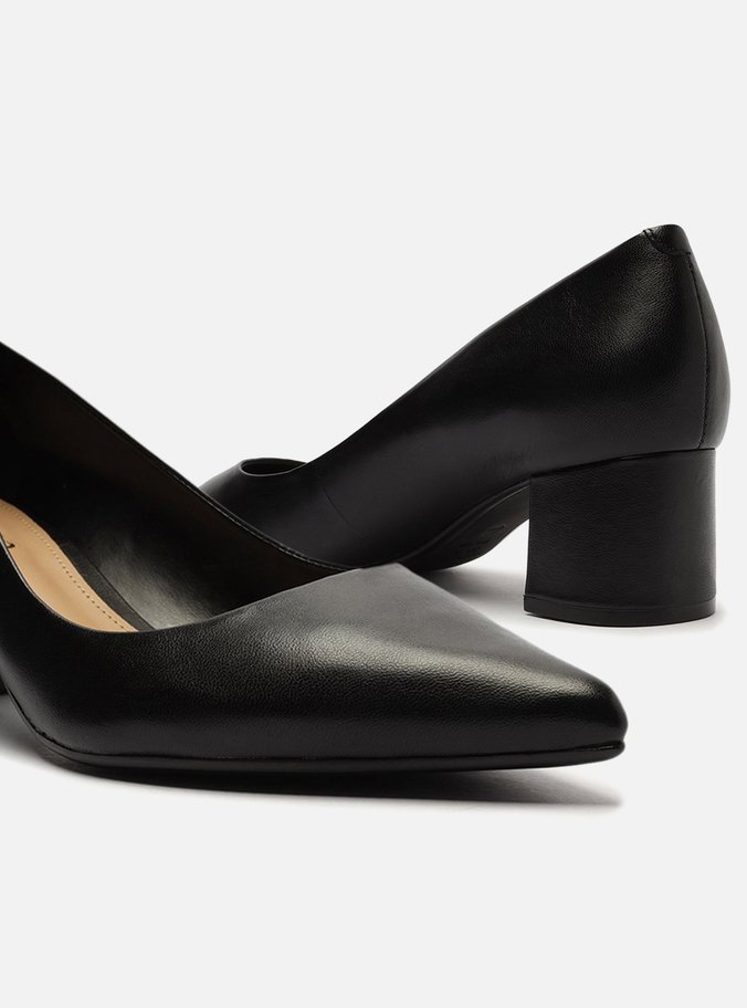 Scarpin Preto Couro Salto Baixo Bloco City