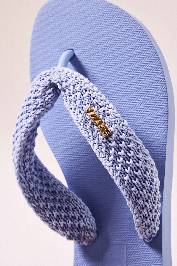 Chinelo de Dedo Azul Essential Tiras Crochê