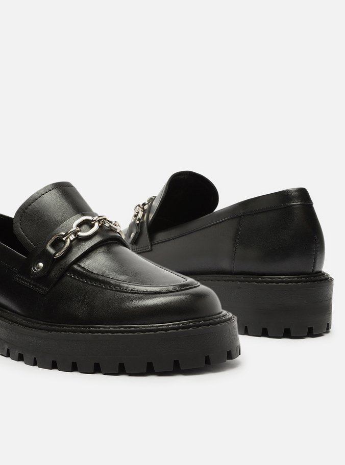 Mocassim Preto Couro Tratorado Corrente Metal