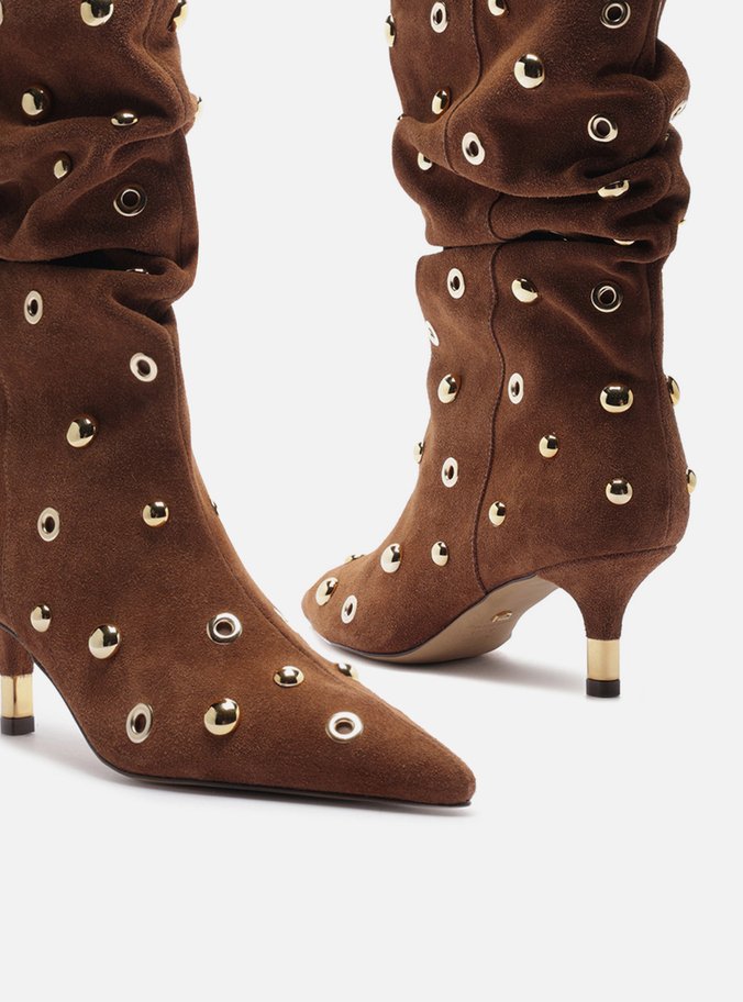 Bota Marrom Camurça Salto Fino Slouchy Rebites