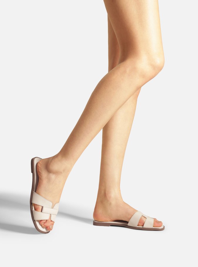 Sandália Rasteira Off White Couro Bico Quadrado Tiras