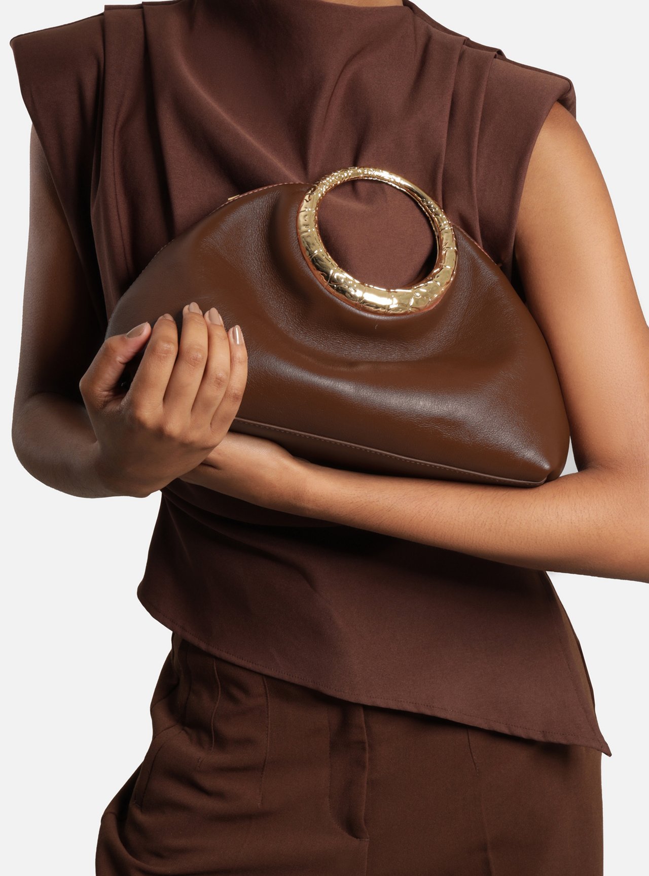 Bolsa Tiracolo Marrom Couro Pequena Metais — foto 6