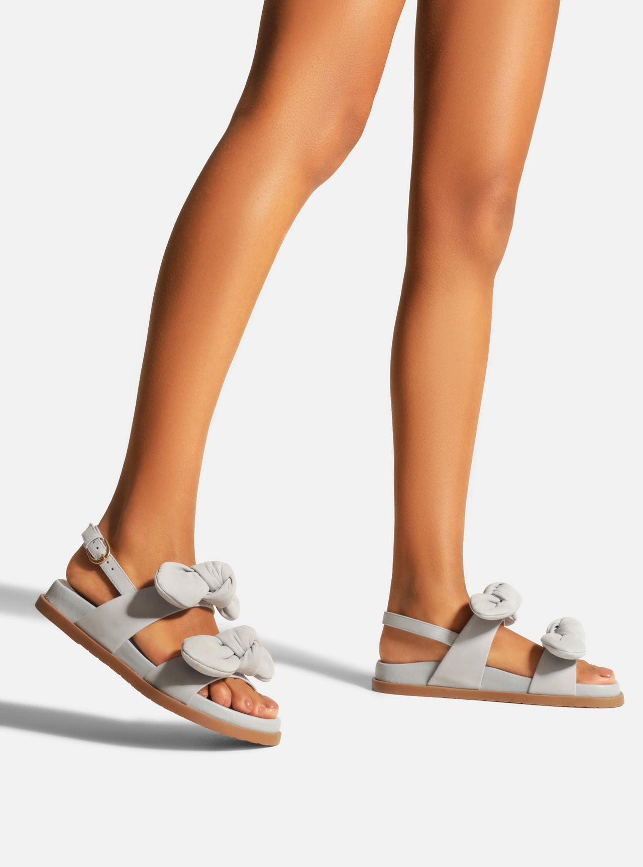 Sandália Rasteira Cinza Couro Flatform Laços — foto 6