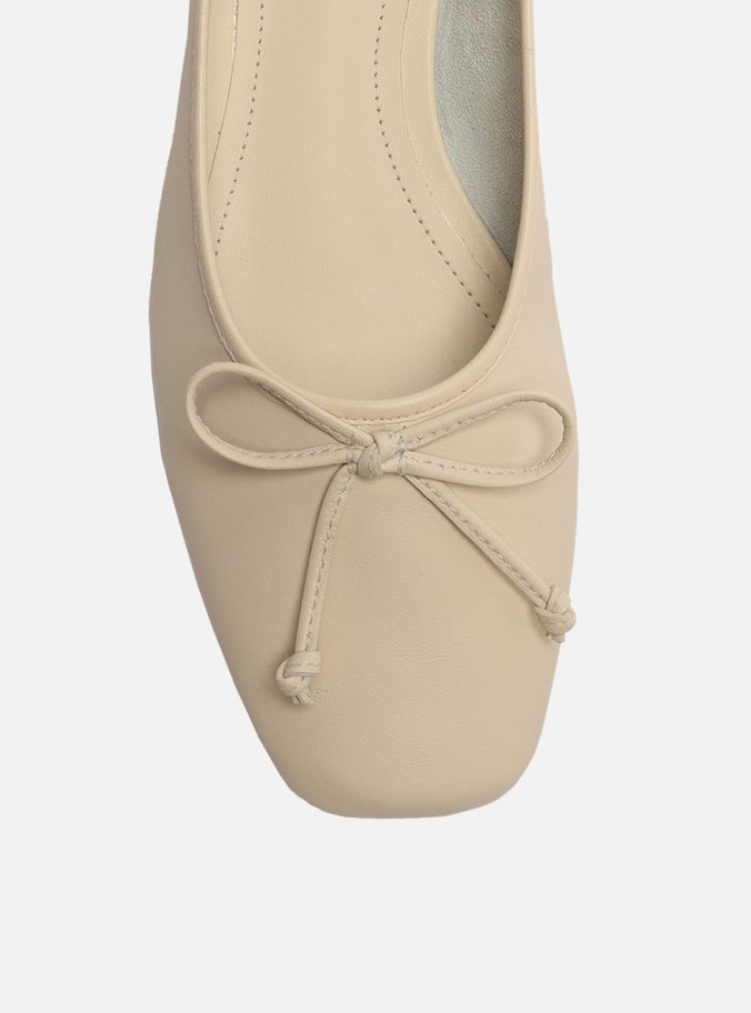Sapatilha Off-White Couro Bico Quadrado Laço Smart