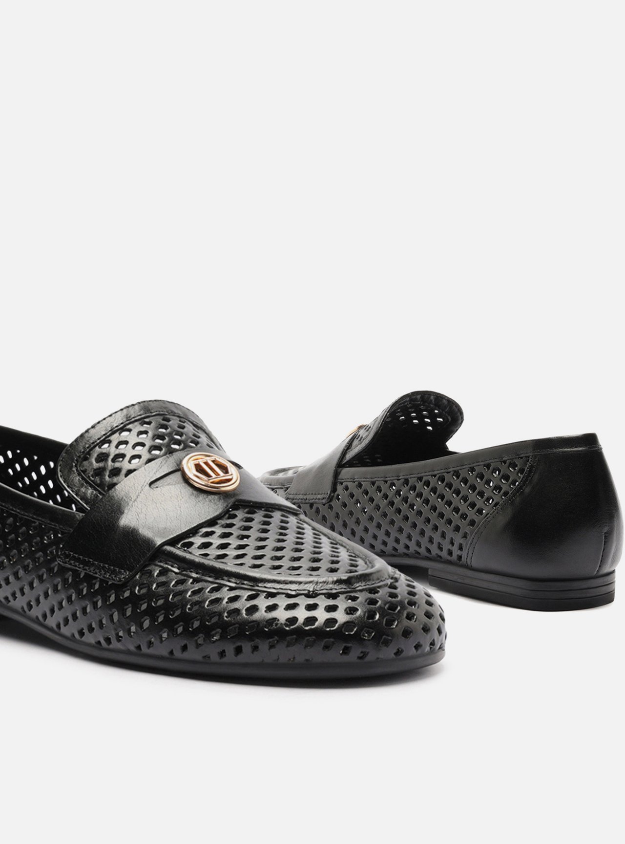 Mocassim Preto Couro Bico Redondo Vazado Metal — foto 4