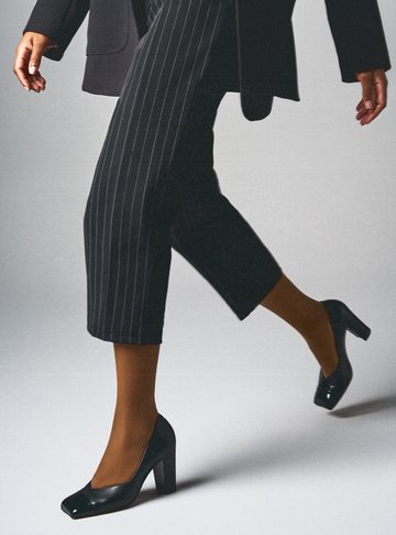 Arezzo — Scarpin Preto Couro Salto Bloco Cap Toe