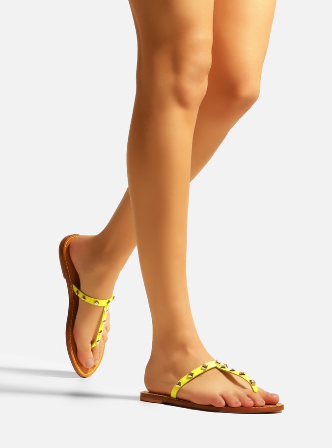 Sandália Rasteira Amarela Couro Slim Studs Ella