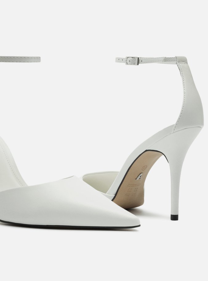 Scarpin Branco Salto Fino Fivela