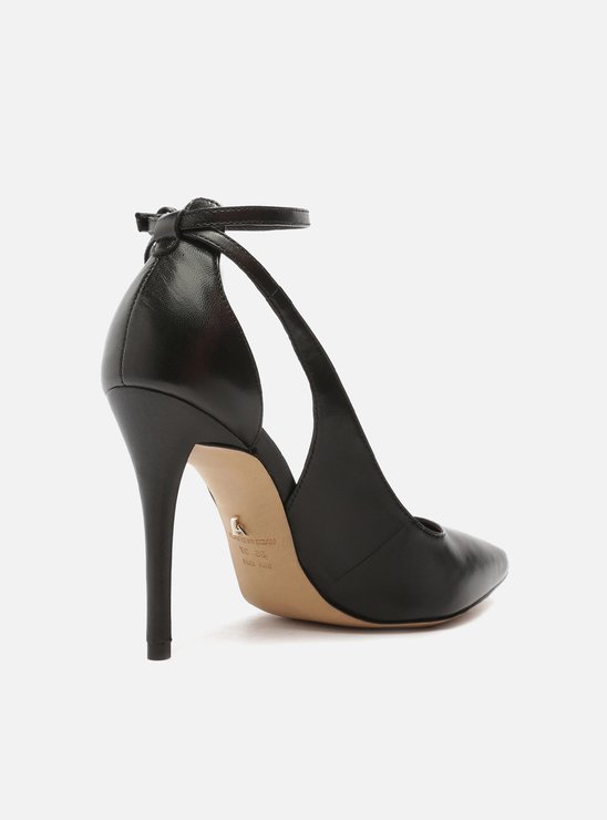 Scarpin Preto Couro Bico Fino Recorte